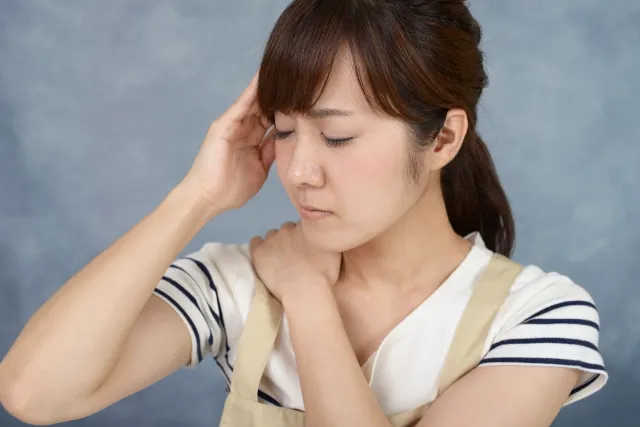札幌市東区で痛くない整体を検討している、肩のつらさを感じている女性