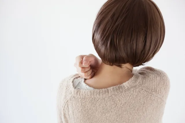 肩こりで整体院と整骨院のどちらに相談するか迷っている女性